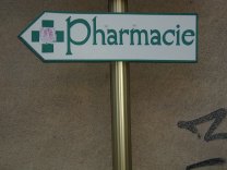 Panneau vers la pharmacie